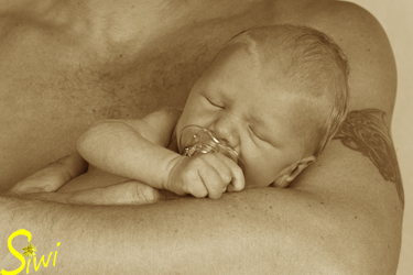 Oscar, 10 Tage jung, in Papas Arm.