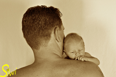 Oscar, 10 Tage jung, mit seinem Papa.