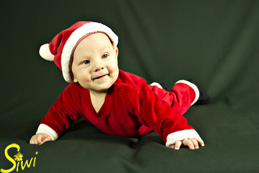 Jannis, 5 Monate jung, als kleiner Weihnachtsmann.