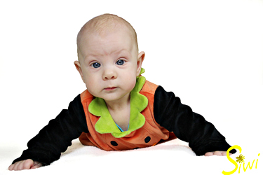 Jannis, 5 Monate jung im Kürbiskostüm.