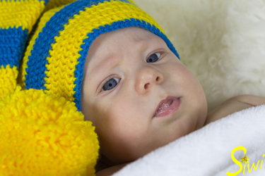 Jannis, 3 Monate jung, mit großer Zipfelbommelmütze