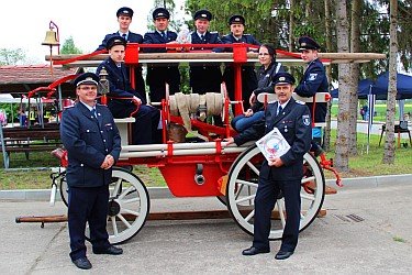 Rund um die historische pferdegezogene Handdruckspritze von 1920, alle geehrten Kameraden der Feuerwehr Neutrebbin.