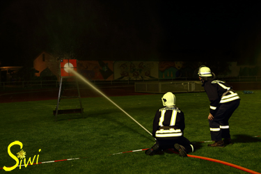 Nachtpokallauf der Feuerwehren, unter Flutlicht im Stadion Seelow.