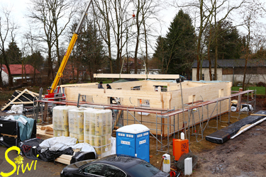 Tag 06 - Alle schweren Balken werden mit dem Kran nach oben gehoben.