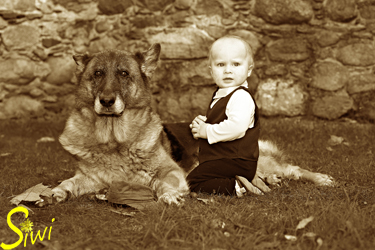 Der kleine Marlon mit seinem großen, lieben, vierbeinigen Freund - einem Schäferhund.
