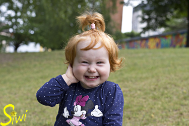 Spaß hat das kleine Mädchen beim Ausflug mit der Tagesmutter.