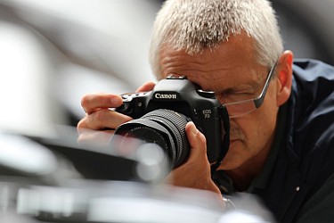 Ein Fotograf ganz konzentriert.