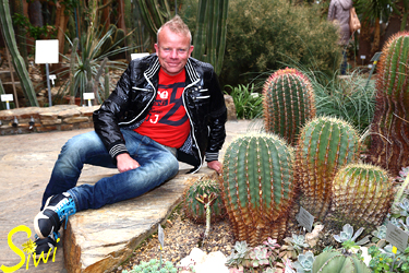  Portrait direkt neben den alten Ferokakteen - eine Freude für jeden Kakteenfreund.