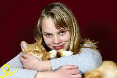 Ganz innig mit ihrem Kater.