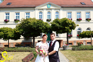 Vor dem Rathaus in Seelow