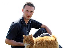 Ein attraktiver junger Mann mit Katze